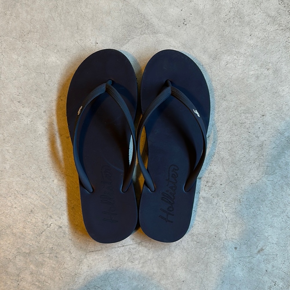 Hollister Thongs in Navy Blue